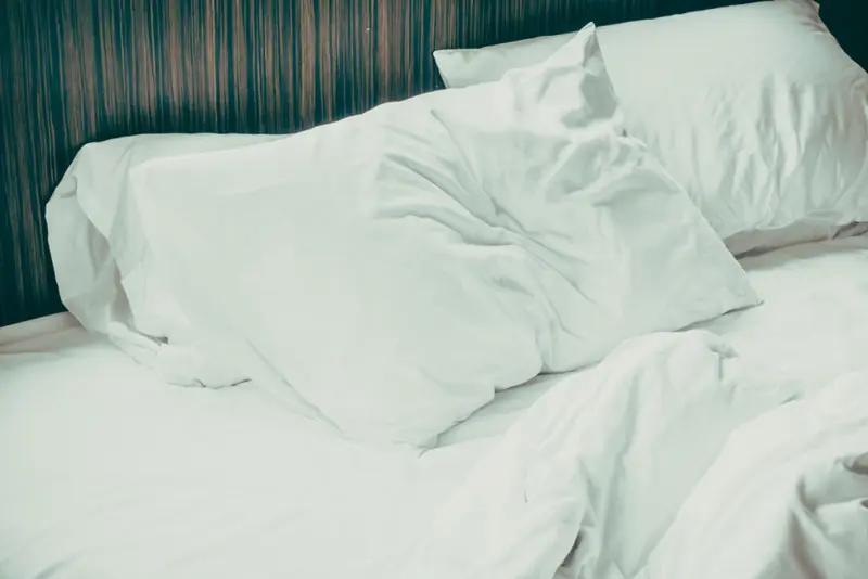 Byt sängkläder och dammsuga madrassen för att minska kvalster