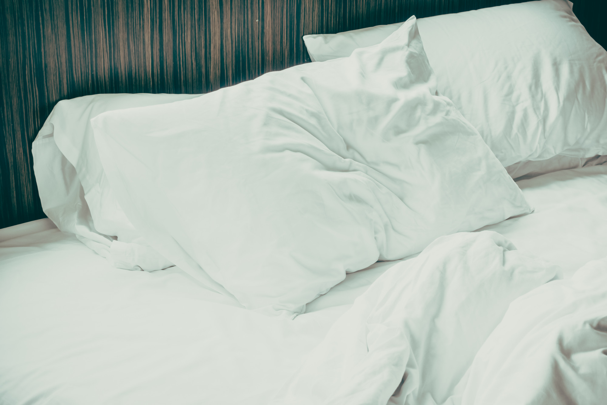 Byt sängkläder och dammsuga madrassen för att minska kvalster