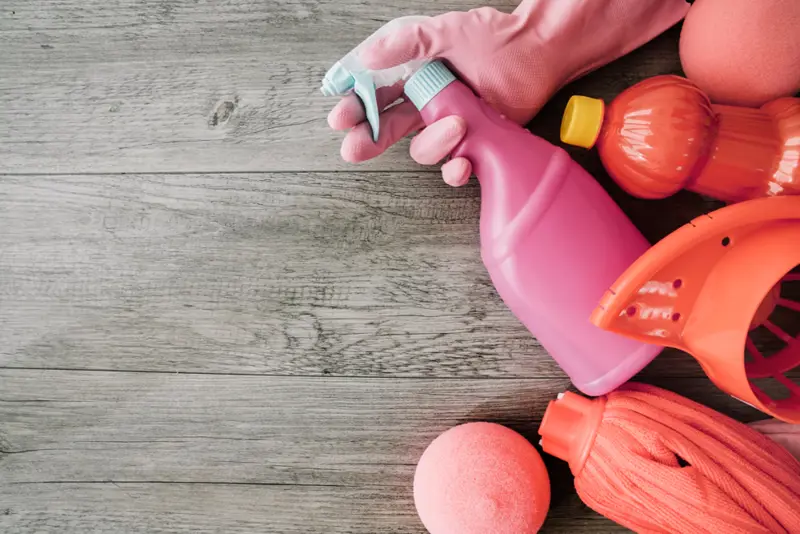 Sprayflaska med hemmagjort miljövänligt diskmedel på en diskbänk i dagsljus